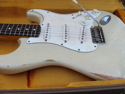 Vintage Relic Custom Guitar vintage style aging: weather checking, fading, finish wear, plastic yellowing